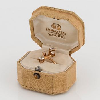 A 14K gold ring set with old- and rose-cut diamonds with a total weight of ca 1.50 cts.