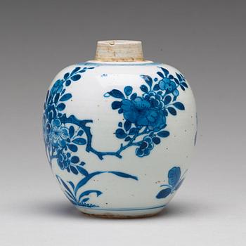 A blue and white tea caddy, Qing dynasty, Kangxi (1662-1722).