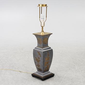 Bordslampa, metall, Kina 1900-tal.