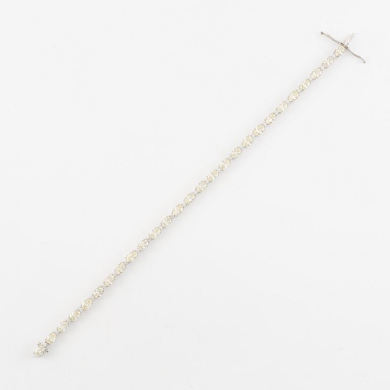 Bracelet 18K white gold with oval and brilliant-cut diamonds.