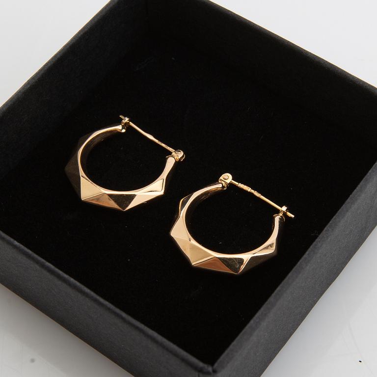 Earrings, a pair of 18K gold.