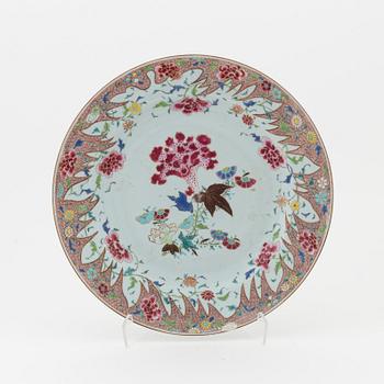 A large famille rose dish, Qing dynasty, 18th Century.