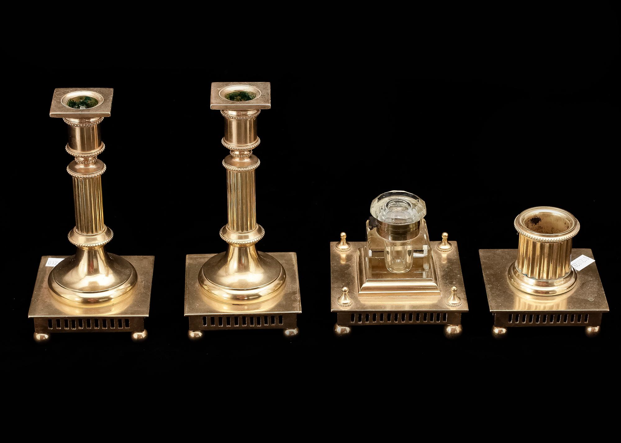 SKRIVBORDSGARNITYR, 4 delar, mässing, Gusum, 1900-talets första hälft.