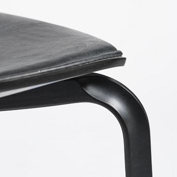 Arne Jacobsen, a set of six "Grand Prix" (Exclusive Edition Black) dining chairs, Fritz Hansen, 2021.