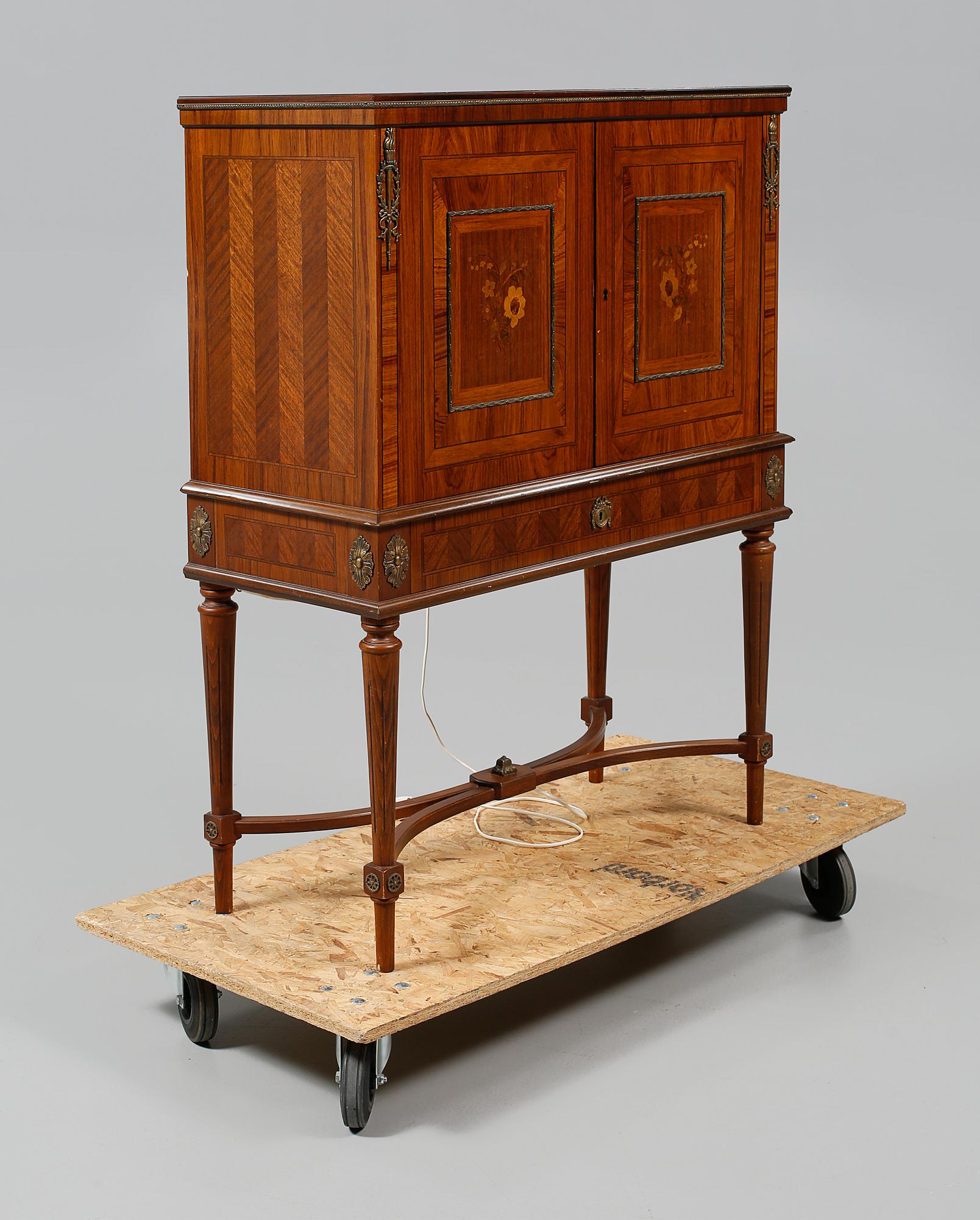 BARSKÅP, gustaviansk stil, 1900-talets mitt/andra hälft.