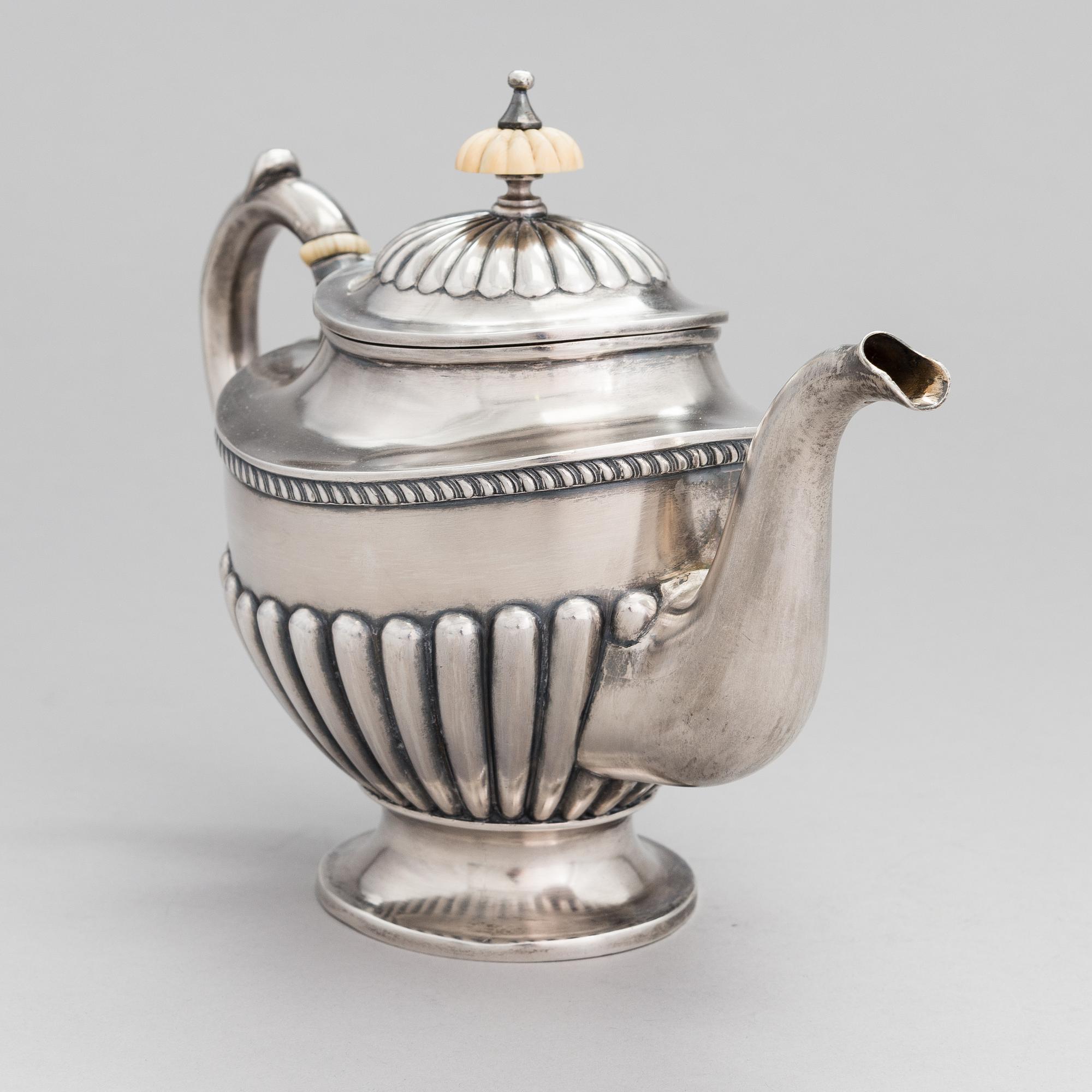 TEKANNA, silver, Ljubavin med hovleverantörsmärke, Ryssland 1900-talets början, svenska kontrollstämplar.