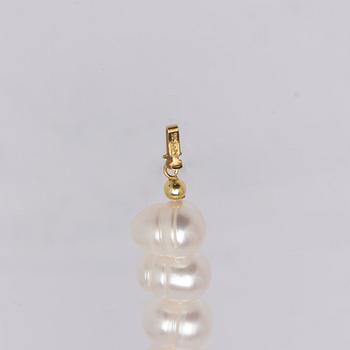 Necklace, cultured freshwater pearls and clasp 14K gold.