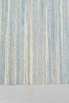 A carpet, flat weave, ca 304 x 201,5 cm,  signed B (Bohusslöjd).