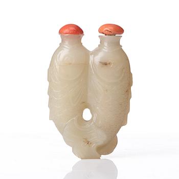 A nephrite double fish snuff bottle with stoppers, Qing dynasty (1664-1912).