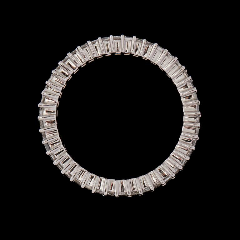 RING, 18k vitguld med baguettslipade diamanter, 1.44 ct. Vikt 3 g.