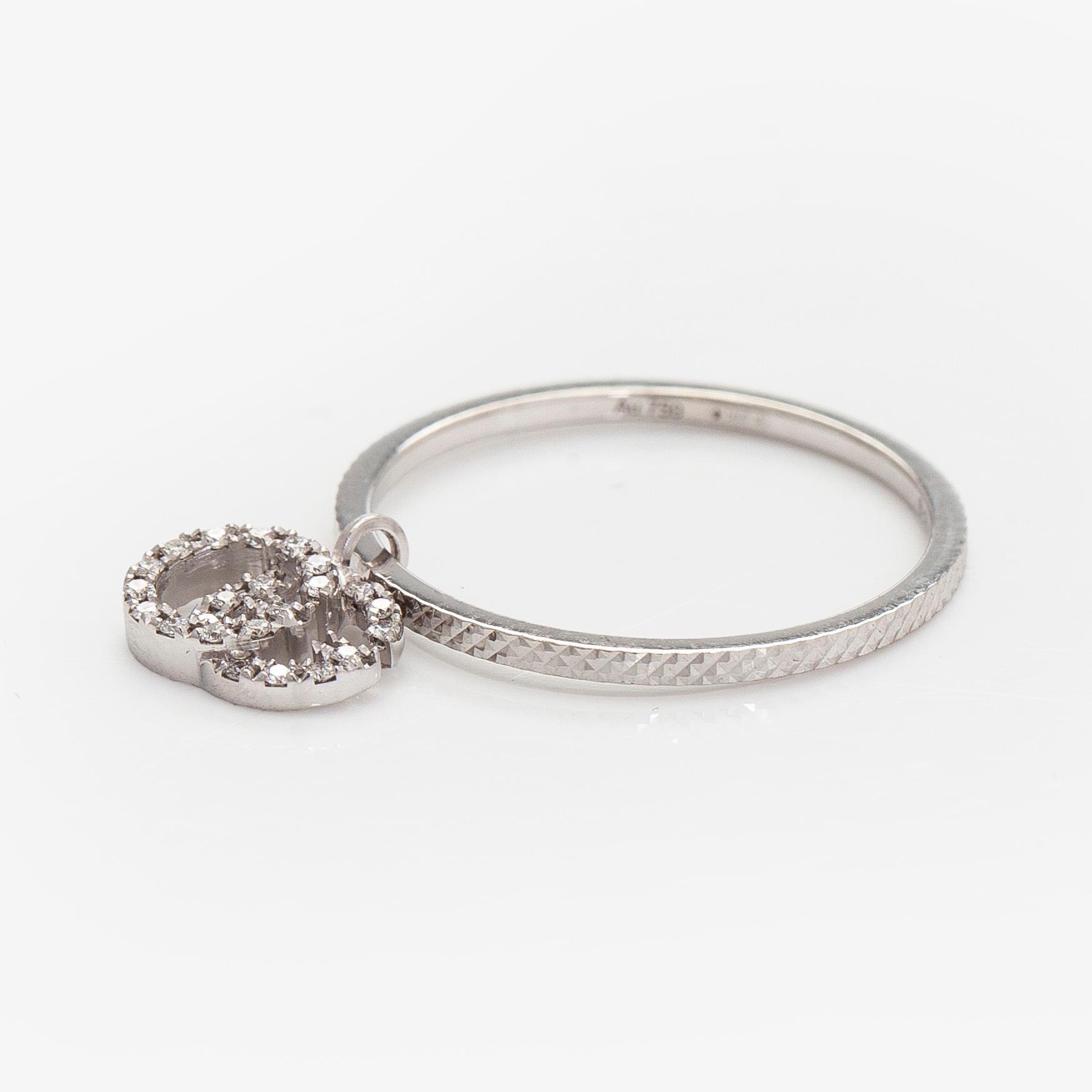 Gucci, sormus, "GG Running Charm", 18K valkokultaa ja timantteja.