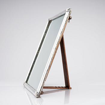 Spegel med ram av silver, sannolikt mitten av 1700-talet. Rokoko.