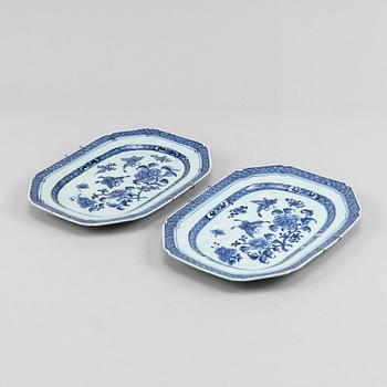 A pair of blue and white serving dishes, Qing dynasty, Qianlong (1736-95).