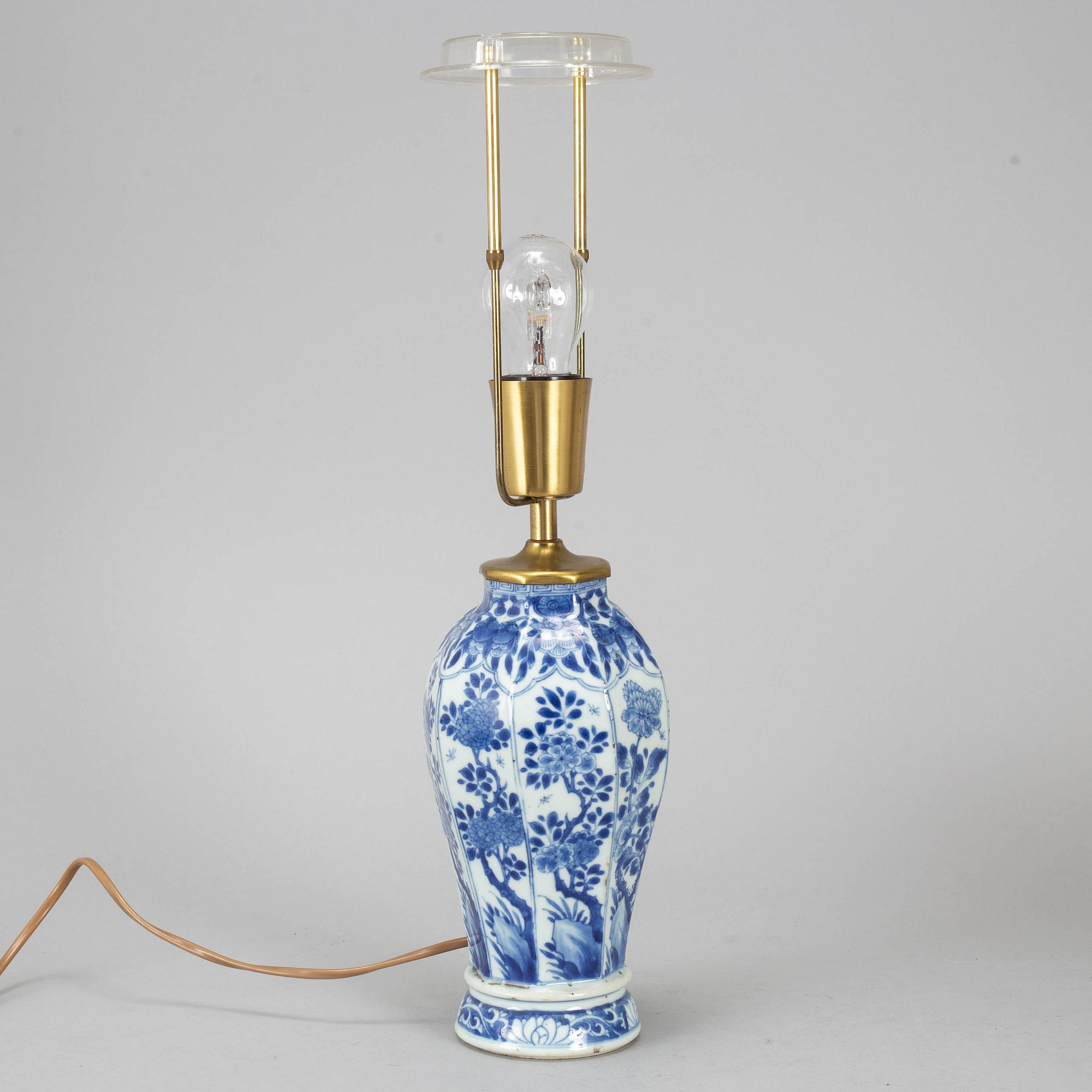 A blue and white vase, converted into a table lamp, Qing dynasty, Kangxi (1662-1722).