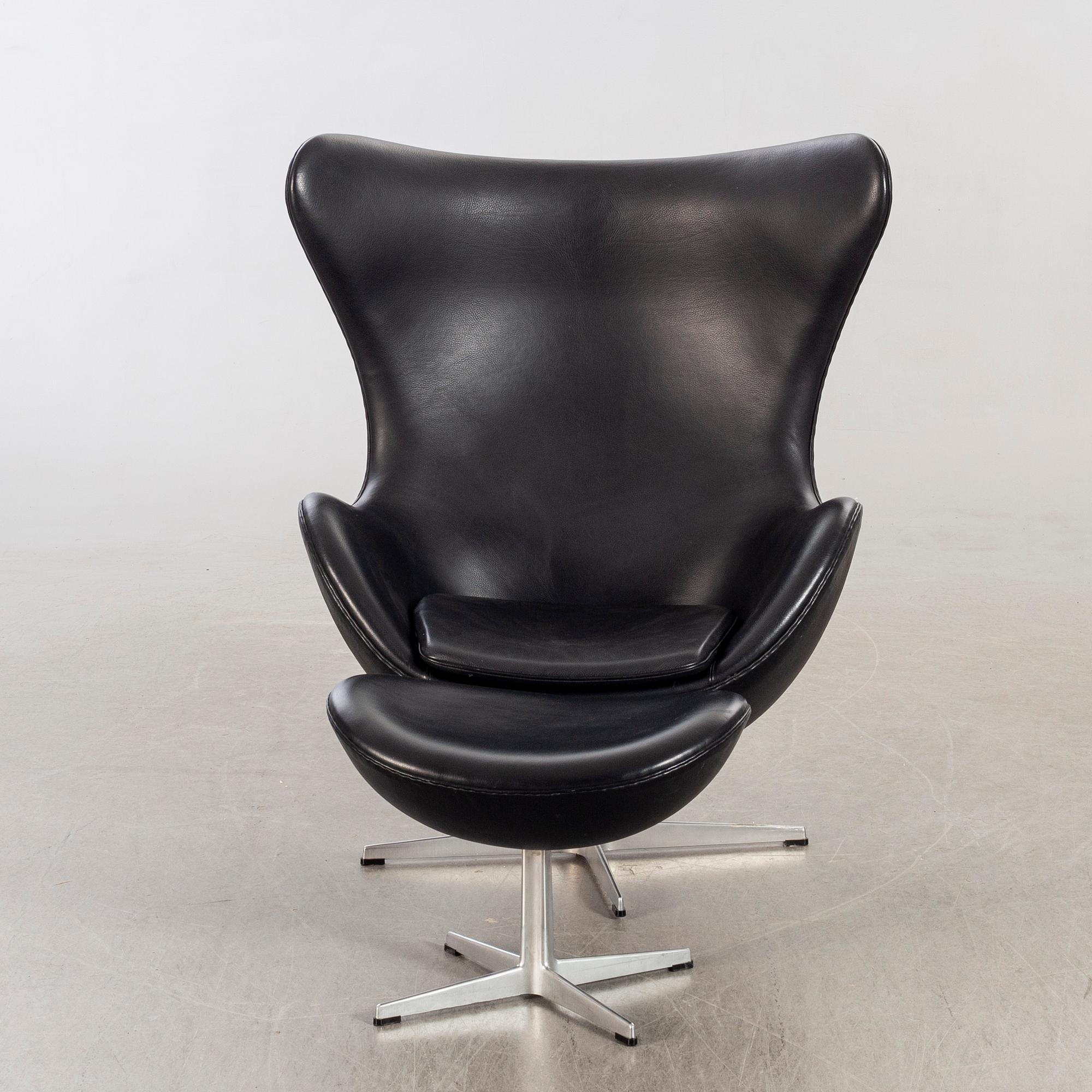 Arne Jacobsen, fåtölj med fotpall, "Ägget" för Fritz Hansen Danmark 2001.