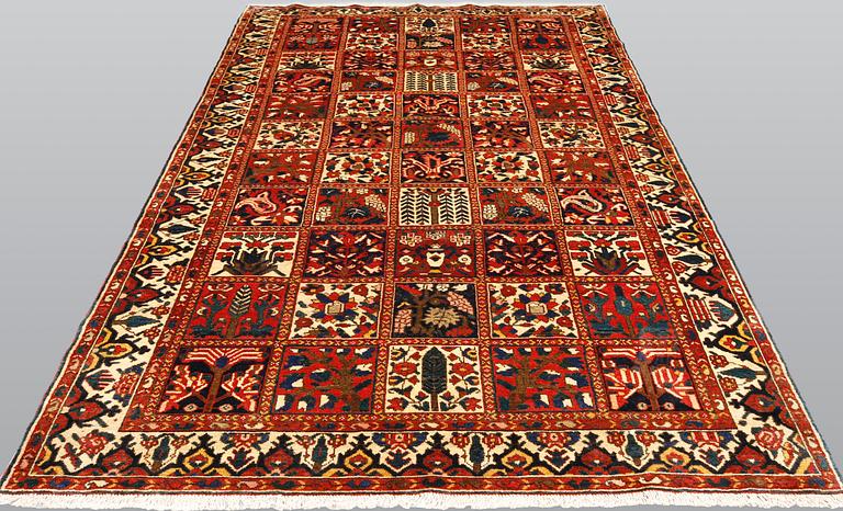 A Baktiari carpet, approx. 313 x 170 cm.