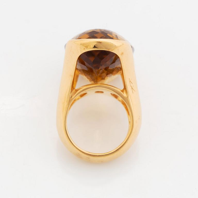 Tina Karlsson ring 18K guld med en oval fasettslipad citrin.