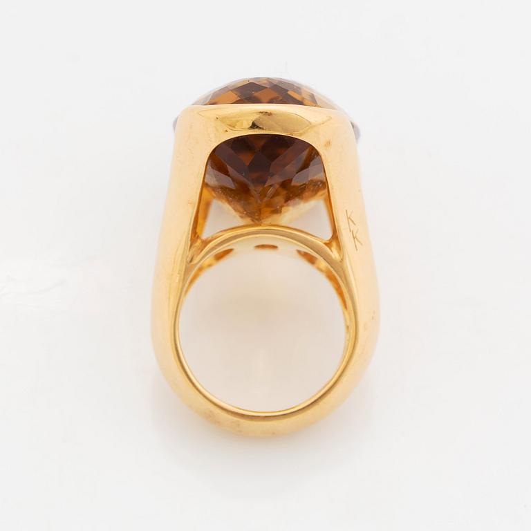 A Tina Karlsson ring in 18K gold set with an oval faceted citrine.