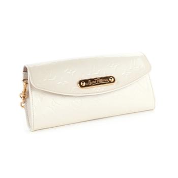 587. LOUIS VUITTON, a white vernis eveningbag / clutch.