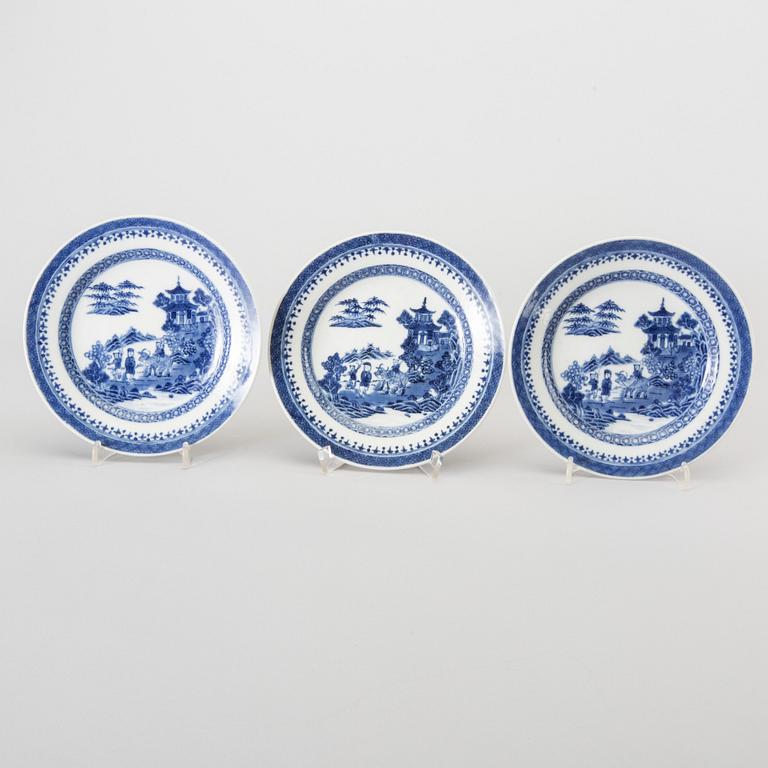 A set of threee Chjinese Qianlong blue and white plates.