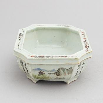 A Chinese porcelain flower pot, first half of the 20th Century.