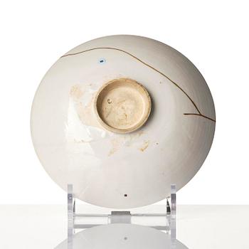 Skålar två stycken, vitglaserade samt kanna med lock, keramik, 1600-/1700-tal.