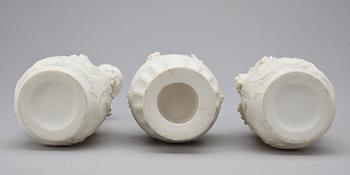 KANNA SAMT VASER, ett par, parian, 1800-tal.