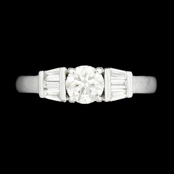RING, 18k vitguld med briljant- och baguettslipade diamanter ca 0,60ct+ tot ca0,21ct. Vikt 4,3g.