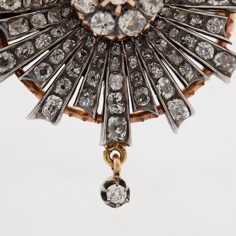 A star brooch in 14K gold and silver set with old-cut diamonds.