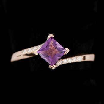 RING, 18k roséguld med ametist ca0,55ct samt briljantslipade diamanter tot ca0,08ct. VIkt ca2,7g.