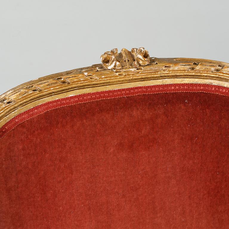 A pair of lounge chairs from the first half of the 20th century.