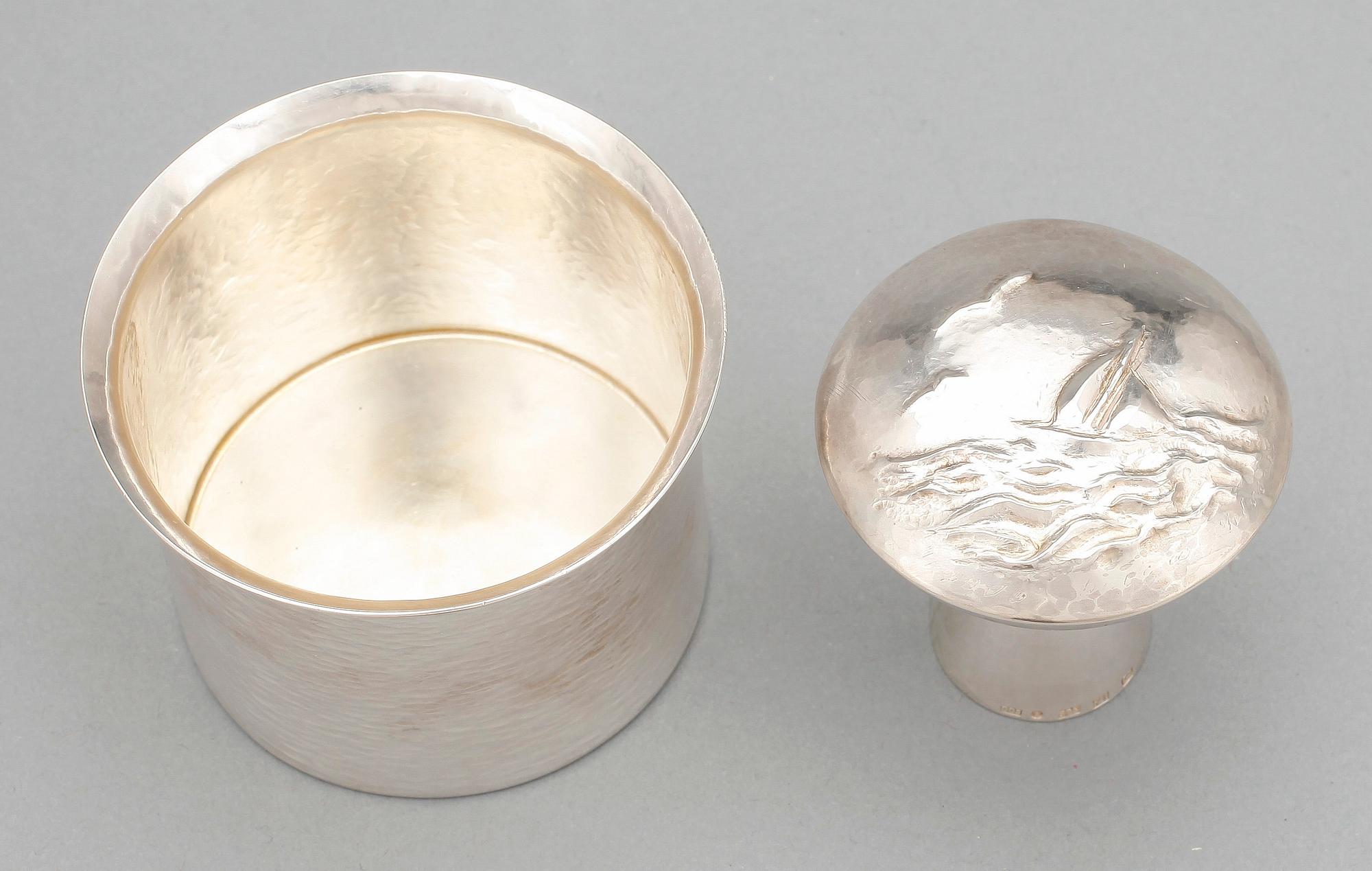 ASK MED LOCK, silver, Olle Ohlsson, Stockholm 2004 samt SKÅL, troligen Olle Ohlsson. Total vikt ca 208 gr.