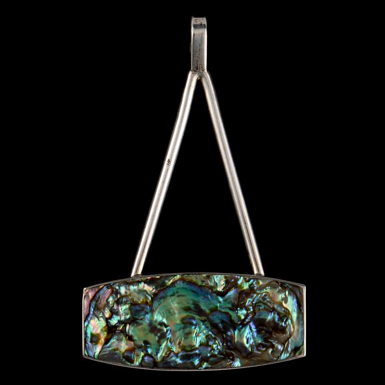 HÄNGE, sterlingsilver med pärlemor, importstämplat. Vikt 10 g.