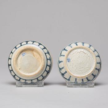 Two blue and white boxes with covers and a dish, Qing dynasty, Kangxi (1662-1722).