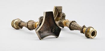 LJUSSTAKAR, 2 st, patinerad brons, senempire, 1800-talets första hälft.
