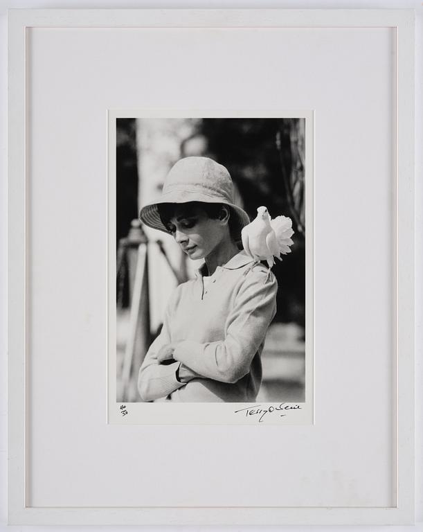 Terry O'Neill, "Audrey Hepburn with Dove, St Tropez", 1967.