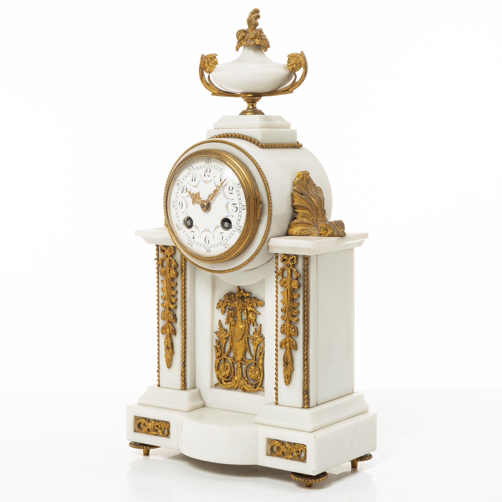 A Louis XVI-style mantle clock, around 1900.