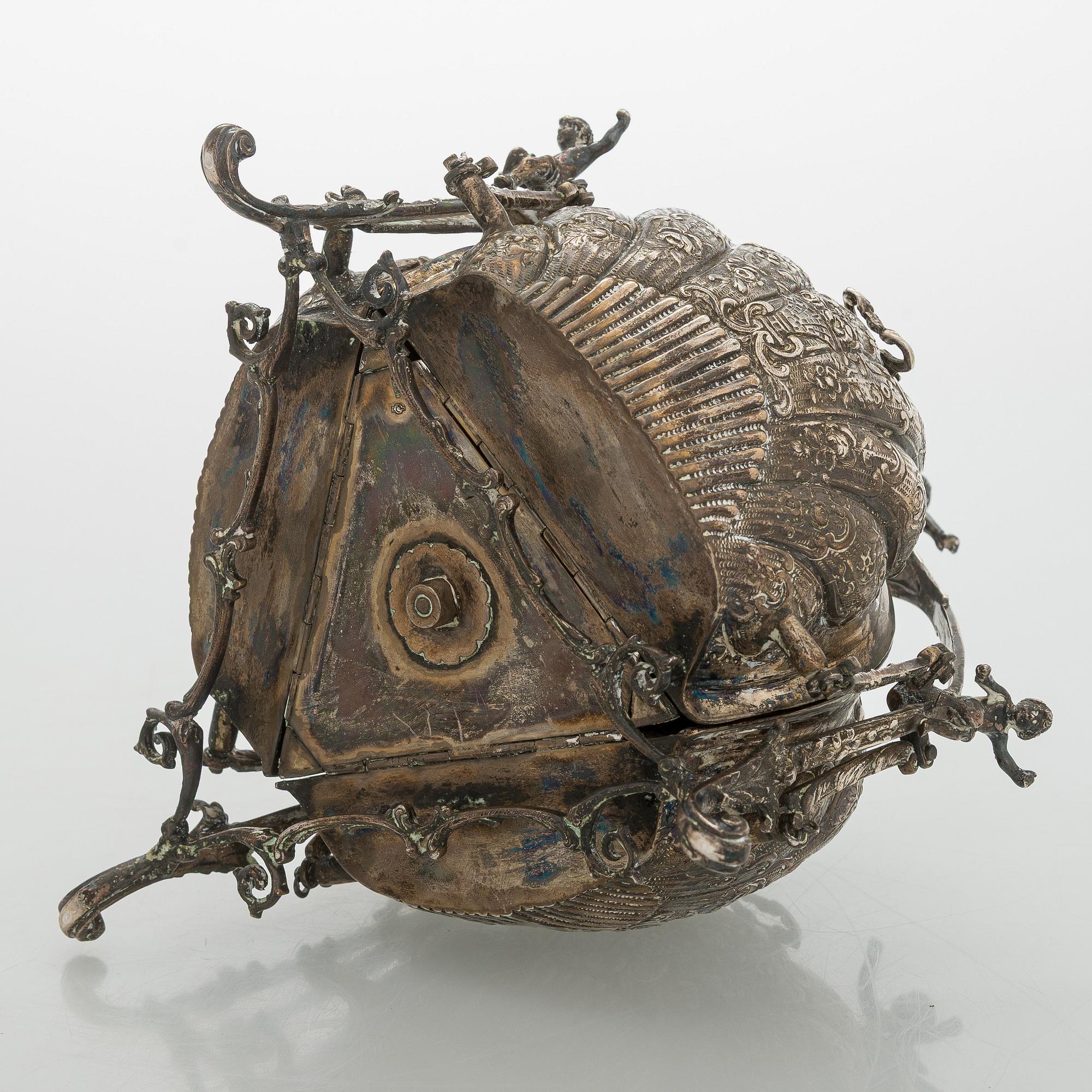 Biscuit / bread warmer, silver, Holland, later half of the 20th century.