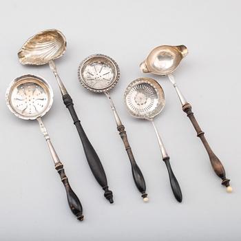 SÅSSLEVAR, 2 st samt STRÖSKEDAR, 3 st, silver, svenska stämplar, 1800-tal.