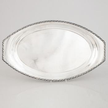 A silver serving dish, Swedish import mark, C.A. Kjernås Eftr, Gothenburg 1917.