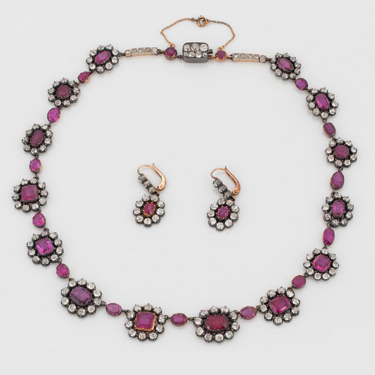 Demi parure bestående av collier samt ett par örhängen med rubiner och gammalslipade diamanter.