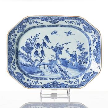 A pair of blue and white charges Qinalong.