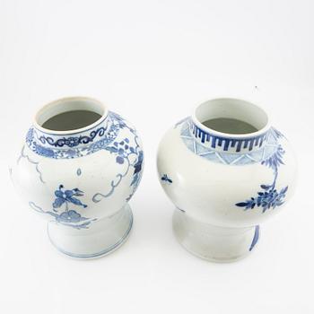 urns 2 pcs China porcelain 18th/19th century.