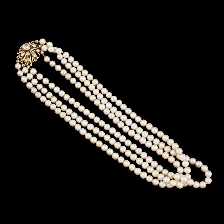 PÄRLCOLLIER, odlade pärlor, lås av 18K guld.