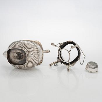 Teekannu lämmittimellä, sterlinghopeaa, Edward Barnard & Sons Ltd, Lontoo 1913.