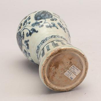 A blue and white Meiping vase and a bowl, 16th Century.