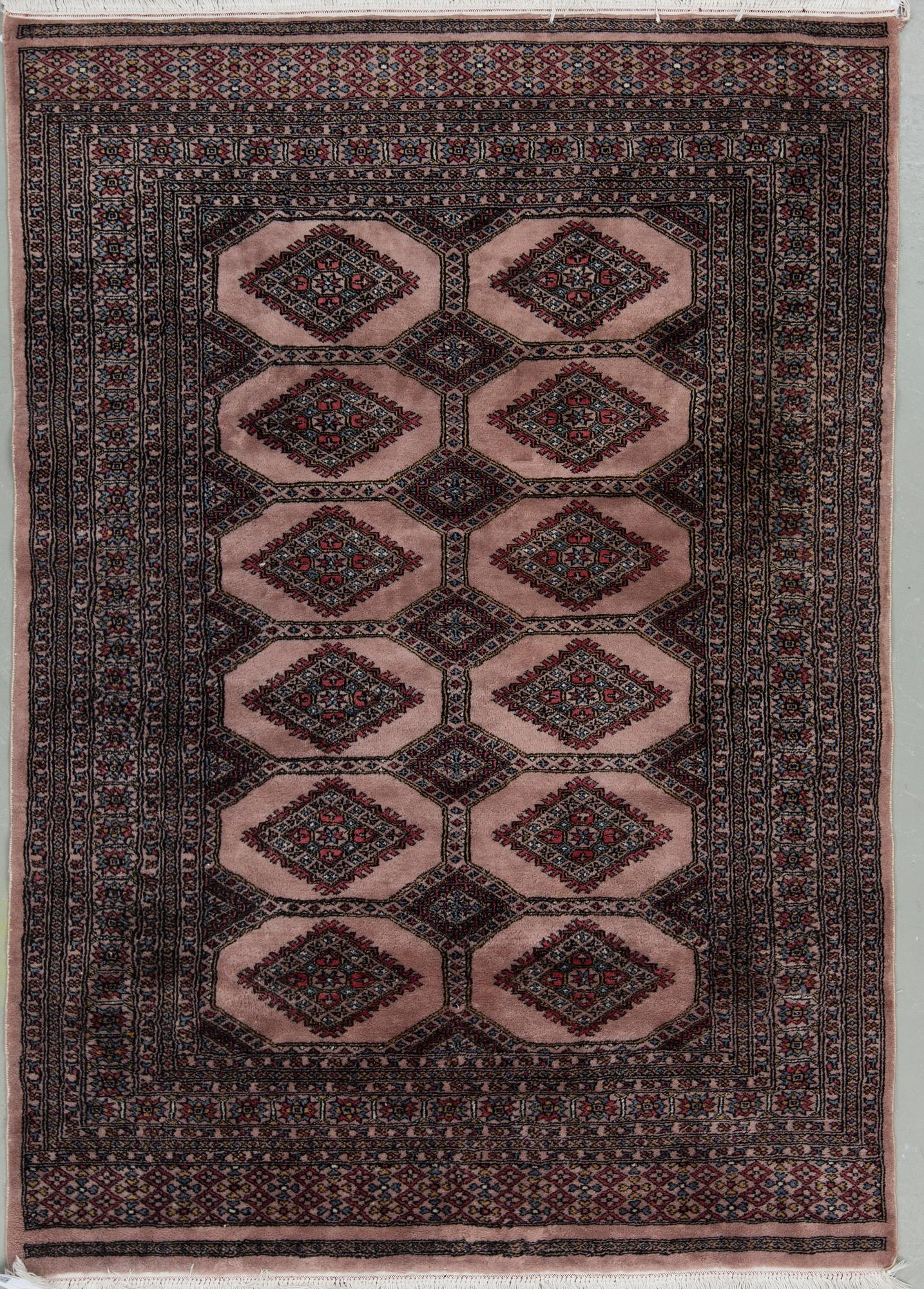 MATTA, Tekke Bochara. Ca 142 x 211 cm.