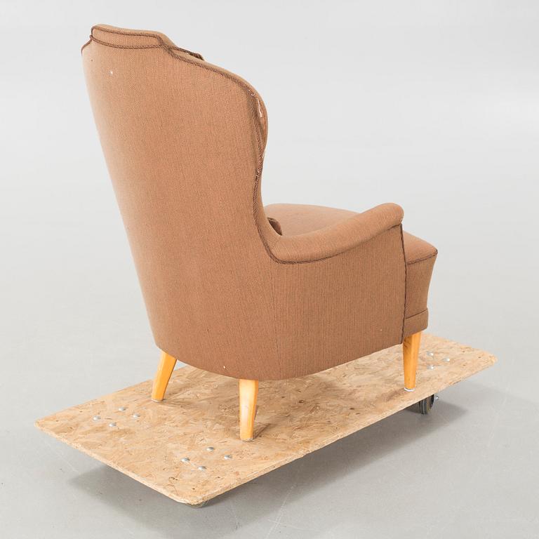 A "Farmor" lounge chair.