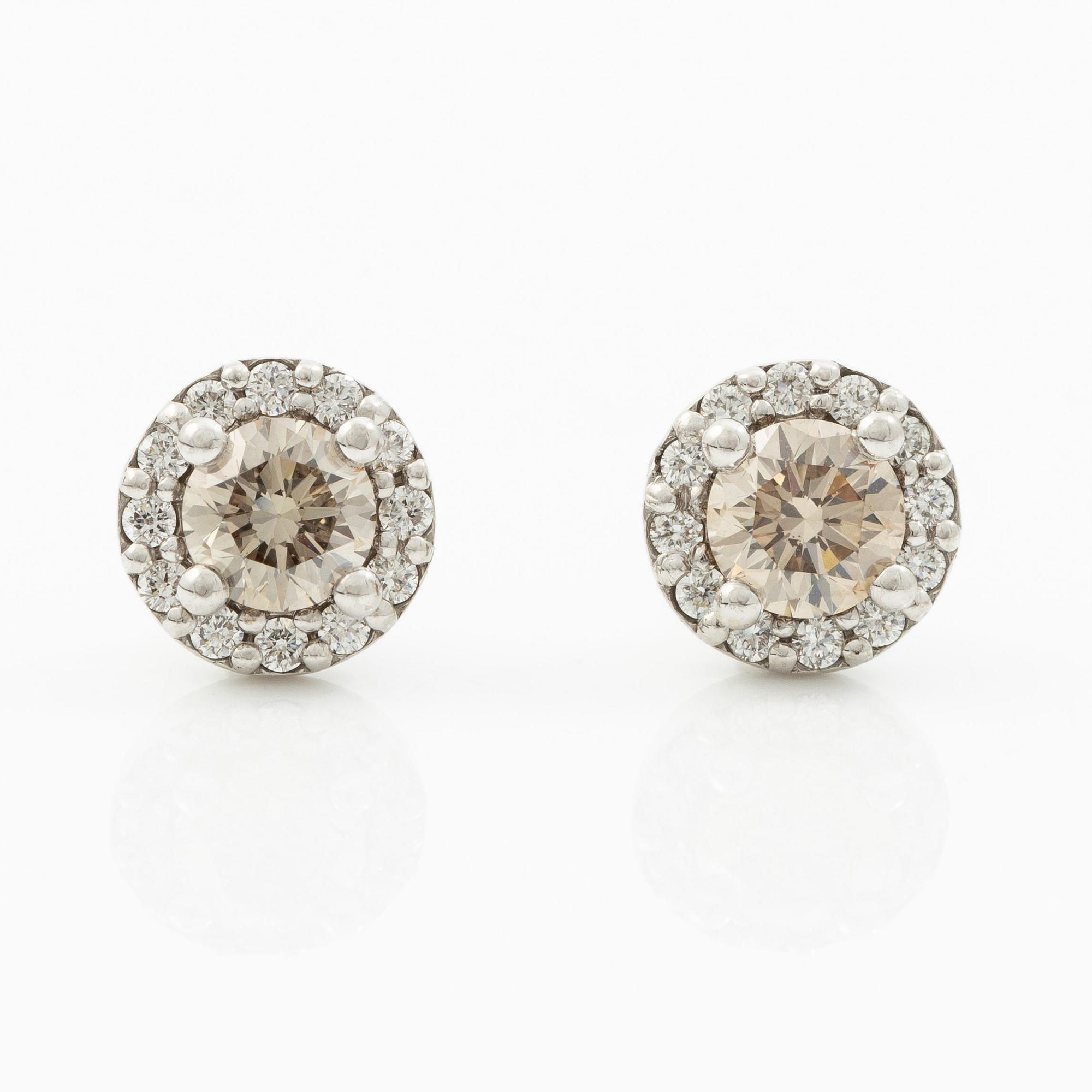 Earrings 14K white gold with brilliant-cut diamonds.