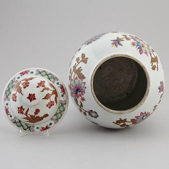 A large famille rose vase with cover, Qing dynasty, ca 1900.